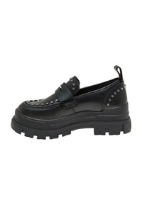 Svarta loafers med en kraftig gummisula, som har ett slätt skinnövre prytt med metalliska nitar längs sidorna och tån.