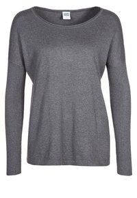 Suéter gris de punto con cuello redondeado, cuerpo amplio y mangas largas con canalé, que presenta una tela suave y texturizada.