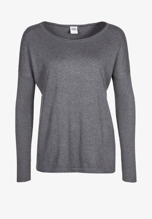 Šedý pletený svetr s kulatým výstřihem, širokým střihem a vroubkovanými dlouhými rukávy, vyrobený z měkké, texturované tkaniny.