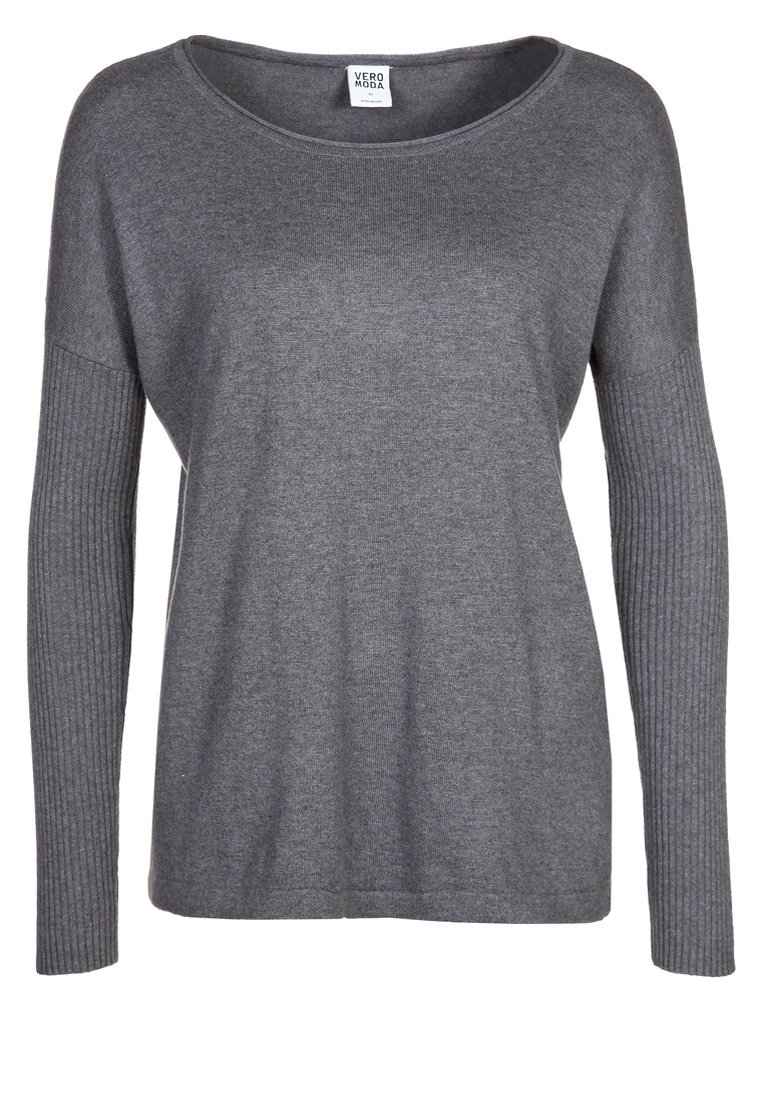 Suéter gris de punto con cuello redondeado, cuerpo amplio y mangas largas con canalé, que presenta una tela suave y texturizada.