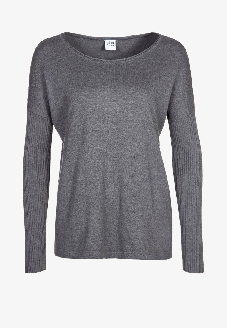 Suéter gris de punto con cuello redondeado, cuerpo amplio y mangas largas con canalé, que presenta una tela suave y texturizada.