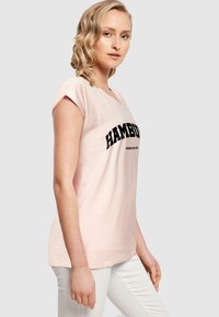 Merchcode HAMBURG WORDING  - Apdrukāts T-krekls - pink