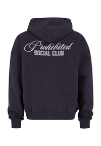 Marineblå hoodie med snøre i hætten, ribstrikkede manchetter og kant. Har "Prohibited Social Club" i hvid skrift og blokbogstaver på ryggen.