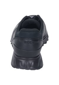 Schwarzer Leder- und Mesh-Sportschuh mit abgerundetem Zehenbereich, gepolsterter Sohle und dezentem Branding auf der Ferse. Sichtbare strukturierte Akzente.