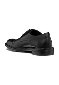 Scarpa da uomo in pelle nera, con punta arrotondata, finitura liscia e dettagli cuciti, dotata di suola in gomma testurizzata per una migliore aderenza.