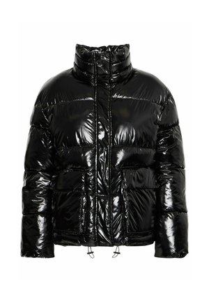 Černá péřovka vyrobená z lesklého, reflexního materiálu, s vysokým límcem, předním zipem a dvěma předními kapsami, má čtvercový siluetu.