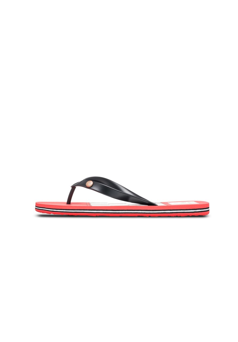 Svart plasttåflip-flop med en röd sula som har vita och svarta ränder. Anmärkningsvärd cirkulär metallaccent på remmen.