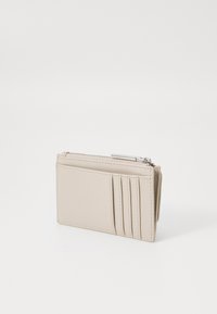 Beige lommebok laget av glatt syntetisk materiale, med glidelås og flere kortlommer på den ene siden. Kompakt rektangulært design.