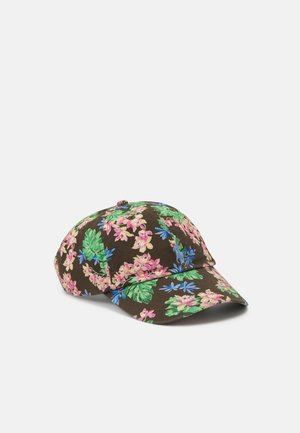 Gorra de béisbol con fondo marrón y patrón floral colorido en rosa, verde y azul, reposando sobre una superficie plana.