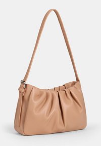 Borsa a mano in pelle beige morbida con design arricciato, tracolla singola e forma compatta. Presenta una superficie liscia e dettagli di cucitura sobria.