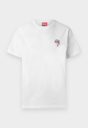 Bílé tričko s krátkým rukávem s malou grafikou delfína držícího červené logo Diesel na levé straně hrudi a červenou visačkou Diesel na límci.