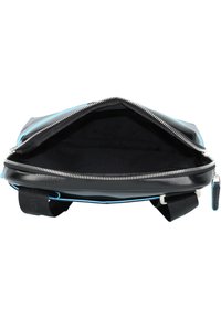 Czarna torba z zamkiem błyskawicznym, z niebieskimi akcentami, gładką powierzchnią i miękkim czarnym wnętrzem.