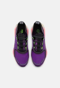 Lila sportskor med texturerad yta, svarta detaljer, neongröna snören och rosa mellansula, med en tajt passform och vadderad krage.