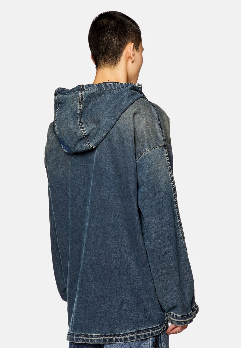 Dunkelblauer Denim-Hoodie mit verwaschenem Finish, ausgestattet mit einer Kängurutasche und lockerem Schnitt. Rohsaumnähte und verstellbare Kapuze mit Kordelzug.