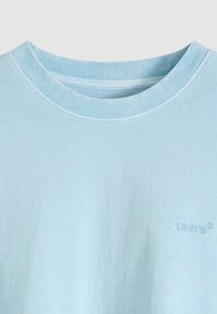 Ανοιχτό γαλάζιο βαμβακερό T-shirt με στρογγυλή λαιμόκοψη. Διαθέτει μικρό, κεντημένο λογότυπο Levi's στο στήθος. Απαλή υφή, κανονική εφαρμογή.