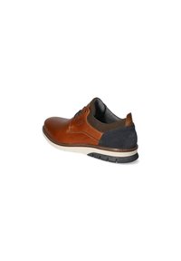 Hnědá kožená bota s námořnickým surovým akcentem, kulatou špičkou a kontrastní světlou podrážkou. Obsahuje šněrovací design a polstrovaný límec.