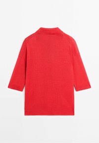 Czerwony sweter z półgolfem i krótkimi rękawami. Wykonany z miękkiego dzianinowego materiału, charakteryzujący się gładką fakturą i czystym designem.