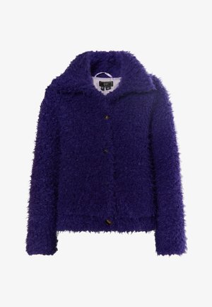 Violetti, pörröinen takki, jossa on leveä kaulus, viisi nappia ja pitkät hihat. Valmistettu pehmeästä, tekstuurista kankaasta, joka antaa mukavan ilmeen.