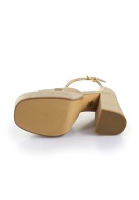 Buffalo Sandali z visoko peto - gold