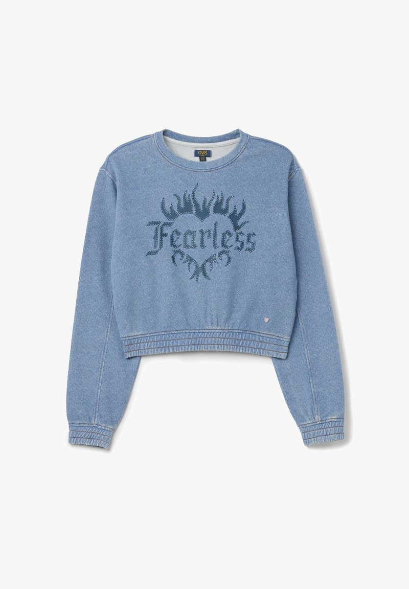 Felpa corta in denim azzurro chiaro con polsini e orlo a coste. "Fearless" stampato in blu scuro con un design di fiamme decorative.