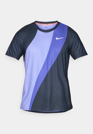 Funkční tričko Nike v námořnické modři a fialové s dynamickými vlnovými vzory, kulatým výstřihem, krátkými rukávy a malým bílým logem na hrudi.