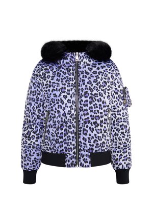 Lila és fekete leopárdmintás puffernadrág, fekete műszőrme kapucnival, elülső cipzárral, cipzáras oldalzsebekkel, valamint fekete bordás mandzsettákkal és alsó résszel.