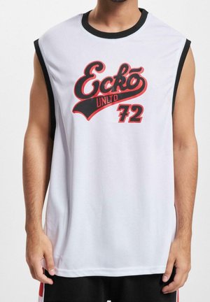 Mężczyzna noszący białą sportową koszulkę bez rękawów z czarną lamówką i czerwono-czarnym logo "Ecko Unltd 72" z przodu.