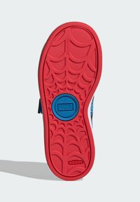 Röd gummisula med ett spindelnätmönster, en blå cirkulär logotyp märkt "MARVEL" och "adidas" präglat på hälen.