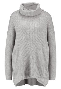 Maglione grigio lavorato a maglia con colletto alto a costine. Presenta un motivo a coste verticali e una vestibilità ampia e oversize. L'orlo è leggermente più lungo sul retro.