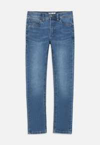 Μπλε τζιν παντελόνι με ίσια γραμμή και μέση μεσαίου ύψους, πέντε τσέπες και κλείσιμο με κουμπί, απλωμένο επίπεδα σε λευκό φόντο.