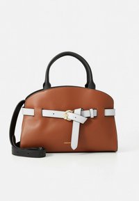 Brun läderhandväska med en rundad form, svarta handtag, en vit bältesdetalj och en guldfärgad logotyp. Inkluderar en avtagbar svart axelrem.