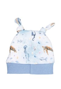 Czapeczka dla niemowląt z nadrukami morskich zwierząt, w tym żółwi, meduz, ryb i koników morskich, z dwoma zawiązanymi węzłami z tkaniny oraz prążkowanym niebieskim mankietem.