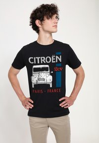 Černé bavlněné tričko s bílou grafikou auta Citroën 2CV, s textem "CITROËN", "PARIS" a "FRANCE" v červených a modrých akcentích.