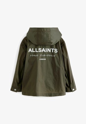 Olivově zelená kapucínová bunda s bílým nápisem "ALLSAINTS" a dalším japonským textem na zádech. Obsahuje patentky na manžetách.