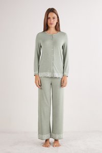 Světlé zelené pyžamo s dlouhými rukávy, s knoflíkovým zapínáním a krajkovým lemováním na dolním okraji topu a kalhot. Jemný textil.