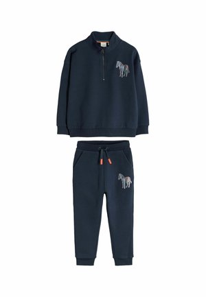 Set med marinblå sweatshirt och byxor med kvartzipper och flerfärgade randiga hästlappar på bröstet och låret, elastiska muddar och dragsko i midjan.