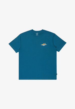 Tirkizna majica s kratkimi rokavi z majhnim grafičnim motivom na prsih, kjer je upodobljen oranžni sončni zahod nad modrim morjem in dvema palmama.