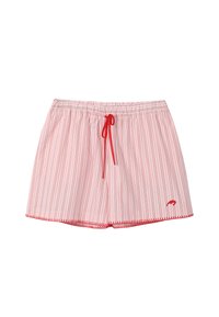 Short rose avec des rayures rouges verticales, cordon rouge à la taille élastique, et bordure et logo rouges cousus sur l'ourlet gauche.