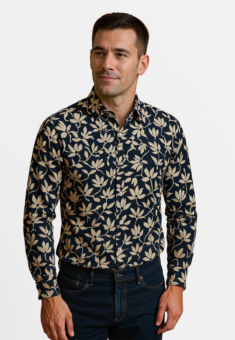 Marineblauwe overhemd met lange mouwen met een crèmekleurig bloemenpatroon, button-down kraag en slim fit ontwerp, gecombineerd met donkere denim jeans.