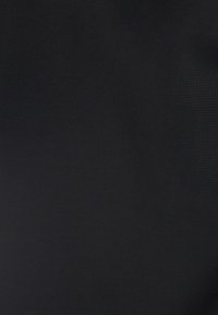 Tessuto nero con una superficie liscia, opaca e leggermente elastica. Colore uniforme senza motivi o accenti visibili.