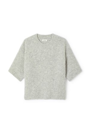 Svetlosivý krátky rukáv huňatý sveter s okrúhlym výstrihom a rebrovaným lemom, zobrazený na bielom pozadí.