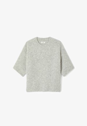 Svetlosivý krátky rukáv huňatý sveter s okrúhlym výstrihom a rebrovaným lemom, zobrazený na bielom pozadí.