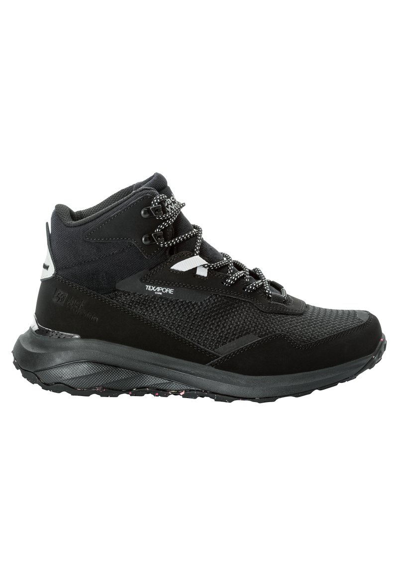 Czarne średnio-wysokie buty trekkingowe z teksturowanej tkaniny, metalowymi oczkami, wzorzystymi sznurówkami, grubą podeszwą oraz brandingiem "TEXAPORE CORE" po bokach.