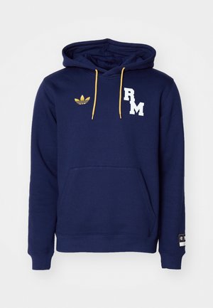 Donkerblauwe hoodie met gele trekkoorden, witte "RM" letters en een klein geel Adidas-logo op de borst. Voorzien van een voorzak.