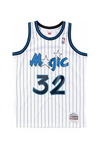 Biała koszulka do koszykówki z niebieskimi i czarnymi paskami. Posiada napis "Magic" w niebieskim kolorze oraz "32" w czarnym, z metką logo NBA.