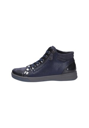 Marineblauwe hoge sneaker met gestructureerde zijkanten, details van suède en lakleer, vetersluiting aan de voorkant en een zijrits op een grijze zool.