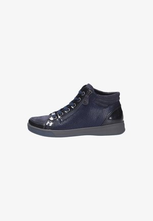 Dunkelblaue High-Top-Sneaker mit strukturierten Seiten, Details aus Wildleder und Lackleder, Schnürung vorne und seitlichem Reißverschluss auf grauer Sohle.