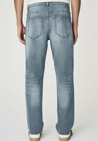 Jeanși din denim de culoare albastră deschisă, cu o croială dreaptă, cinci buzunare și o textură subtilă. Partea din spate prezintă două buzunare aplicate și un brâu.