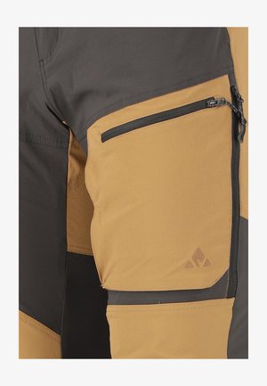 Tactische cargobroeken met een mix van donkergrauwe en mosterdgele panelen, duurzaam materiaal, een ritszak en logodetail in de onderste hoek.