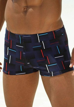 Schwimmshorts im quadratischen Muster in Marineblau mit vertikalen Streifen in Rot, Blau und Weiß. Hergestellt aus glattem, leichtem Material, sitzen eng an.